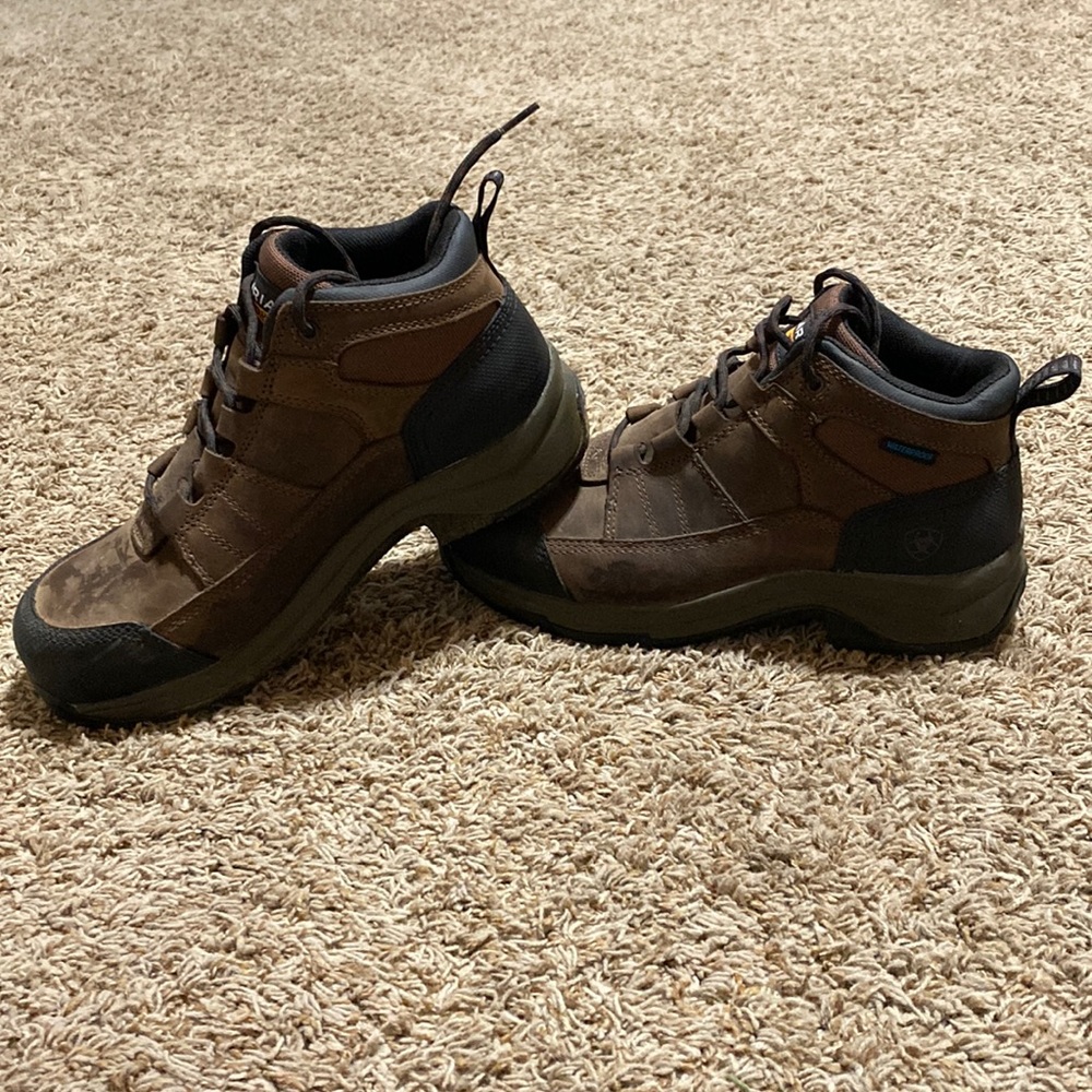 Womens Ariat waterproof lace up boots. Size 8.5.